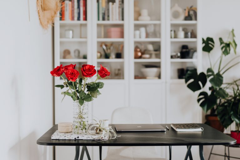 białe biurko w salonie i kwiaty - jak zrobić dobre wrażenie na klientach copywritera