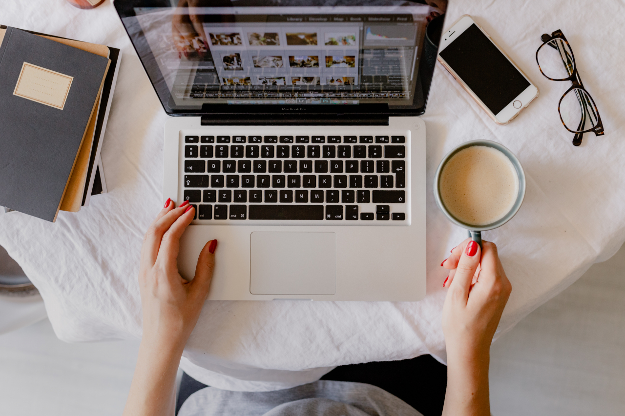kobieta pracuje z kawą przy laptopie - freelansinki - freelance oczekiwania vs rzeczywistosc